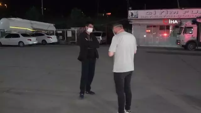 'Riskli' grubundaki kişi muhabire böyle tepki gösterdi: 'Film mi çeviriyoruz?' 'Riskli' grubundaki kişi muhabire böyle tepki gösterdi: 'Film mi çeviriyoruz?'