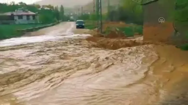 Sağanak ve dolu tarım arazilerinde hasara neden oldu Sağanak ve dolu tarım arazilerinde hasara neden oldu