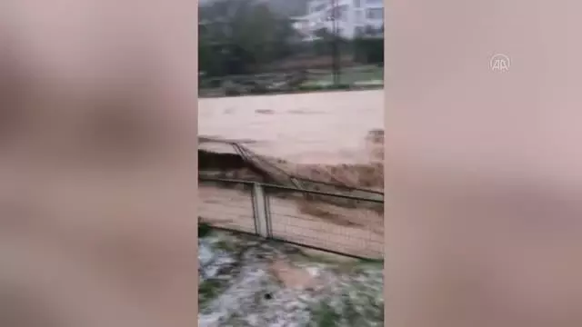 Sağanak ve dolu tarım arazilerinde hasara neden oldu Sağanak ve dolu tarım arazilerinde hasara neden oldu