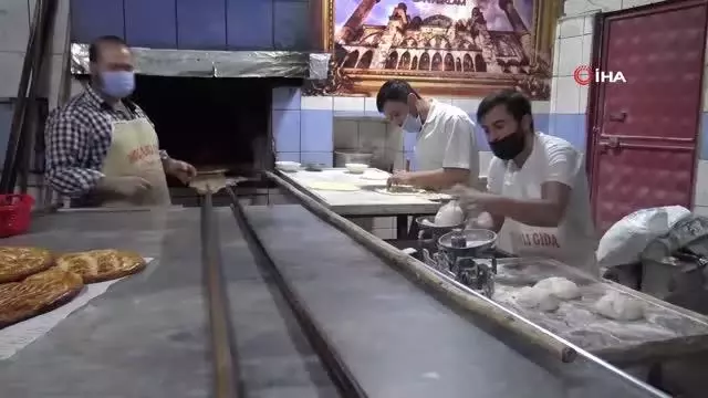 Sahurun vazgeçilmezi yağlı ekmeğe rağbet sürüyor Sahurun vazgeçilmezi yağlı ekmeğe rağbet sürüyor