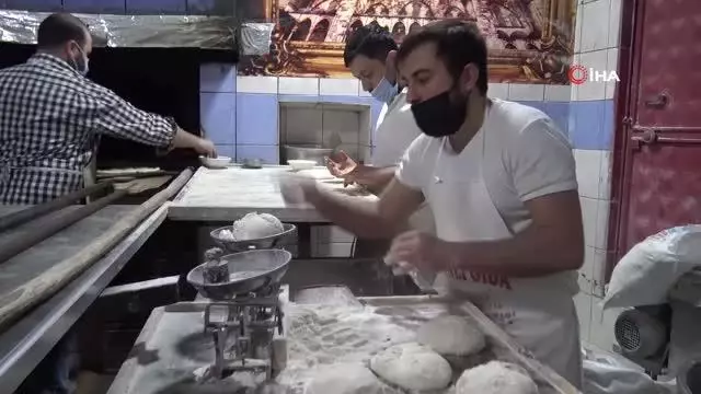 Sahurun vazgeçilmezi yağlı ekmeğe rağbet sürüyor Sahurun vazgeçilmezi yağlı ekmeğe rağbet sürüyor