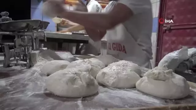 Sahurun vazgeçilmezi yağlı ekmeğe rağbet sürüyor Sahurun vazgeçilmezi yağlı ekmeğe rağbet sürüyor