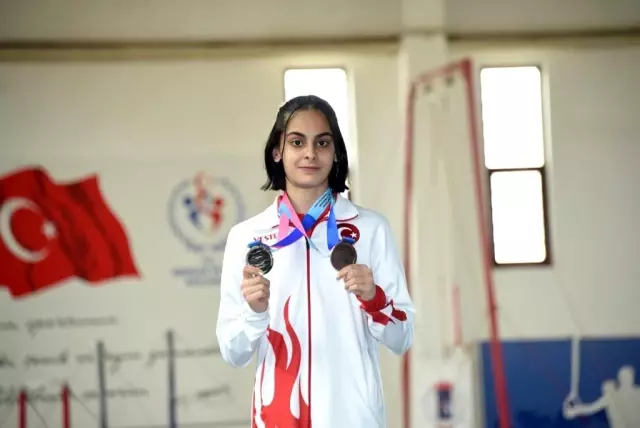 Şampiyon Elif Ceren Çolak, memleketi Konya'da sevinçle karşılandı Şampiyon Elif Ceren Çolak, memleketi Konya'da sevinçle karşılandı