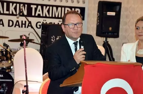 Şampiyonu kutladı, görevi bıraktı Şampiyonu kutladı, görevi bıraktı