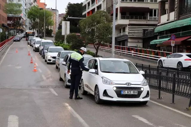 Tam kapanmada sıkı denetim: Araçlar tek tek kontrol ediliyor Tam kapanmada sıkı denetim: Araçlar tek tek kontrol ediliyor