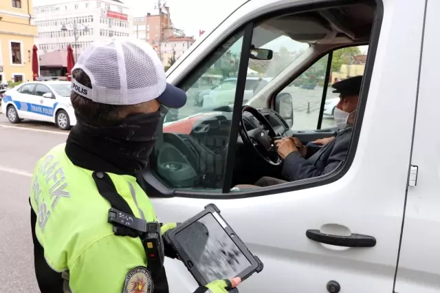 Tam kapanmada sıkı denetim: Araçlar tek tek kontrol ediliyor Tam kapanmada sıkı denetim: Araçlar tek tek kontrol ediliyor