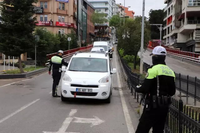 Tam kapanmada sıkı denetim: Araçlar tek tek kontrol ediliyor Tam kapanmada sıkı denetim: Araçlar tek tek kontrol ediliyor