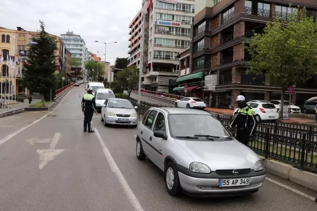 Tam kapanmada sıkı denetim: Araçlar tek tek kontrol ediliyor Tam kapanmada sıkı denetim: Araçlar tek tek kontrol ediliyor