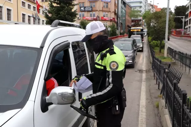 Tam kapanmada sıkı denetim: Araçlar tek tek kontrol ediliyor Tam kapanmada sıkı denetim: Araçlar tek tek kontrol ediliyor