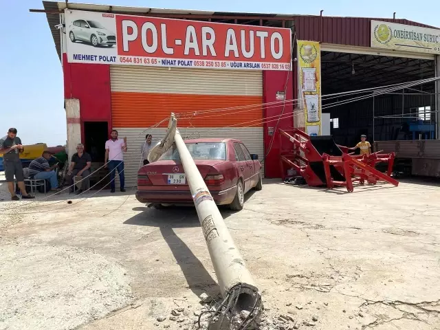 Elektrik direği otomobilin üzerine devrildi Elektrik direği otomobilin üzerine devrildi