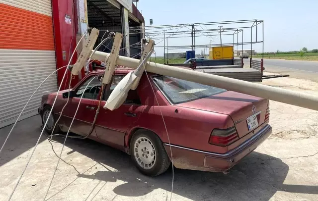 Elektrik direği otomobilin üzerine devrildi Elektrik direği otomobilin üzerine devrildi