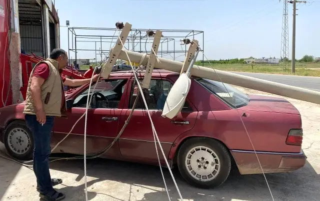 Elektrik direği otomobilin üzerine devrildi Elektrik direği otomobilin üzerine devrildi