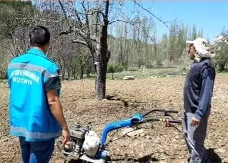 Şaphane'de meyve bahçelerinde ilaçlama çalışmaları Şaphane'de meyve bahçelerinde ilaçlama çalışmaları