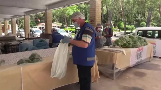 Sebze ve meyveler ihtiyaç sahiplerine ücretsiz dağıtılıyor Sebze ve meyveler ihtiyaç sahiplerine ücretsiz dağıtılıyor