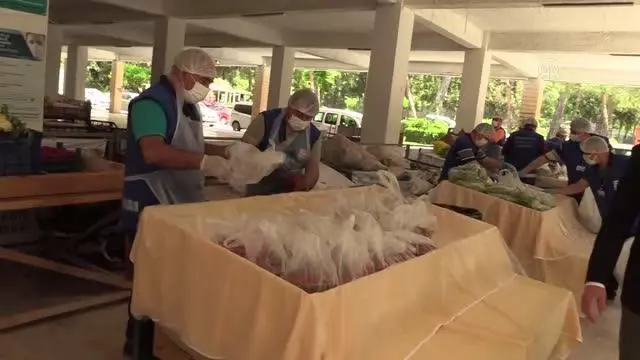 Sebze ve meyveler ihtiyaç sahiplerine ücretsiz dağıtılıyor Sebze ve meyveler ihtiyaç sahiplerine ücretsiz dağıtılıyor