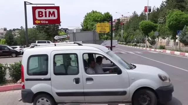 Son dakika... Şehit Cumhuriyet Savcısı Kiraz'ın adının verildiği caddeye tabela asıldı Son dakika... Şehit Cumhuriyet Savcısı Kiraz'ın adının verildiği caddeye tabela asıldı