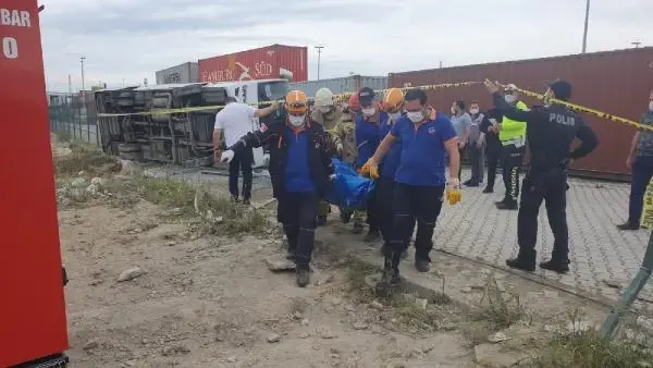 SERVİS MİDİBÜSÜ, BARİYERLERE ÇARPIP DEVRİLDİ 1 ÖLÜ, 19 YARALI SERVİS MİDİBÜSÜ, BARİYERLERE ÇARPIP DEVRİLDİ 1 ÖLÜ, 19 YARALI