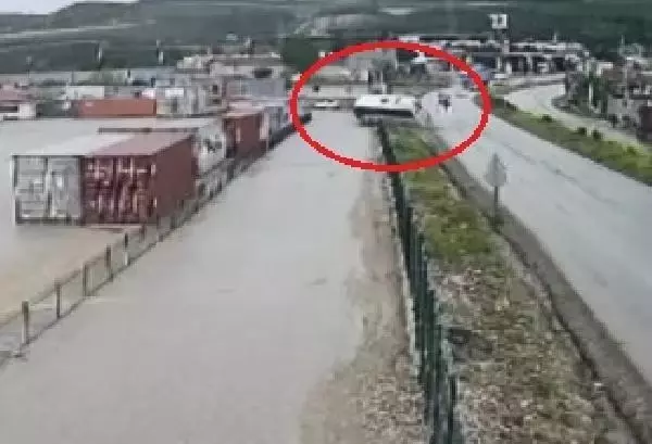 BURSA SERVİS MİDİBÜSÜ, BARİYERLERE ÇARPIP DEVRİLDİ KAZA ANI KAMERADA BURSA SERVİS MİDİBÜSÜ, BARİYERLERE ÇARPIP DEVRİLDİ KAZA ANI KAMERADA