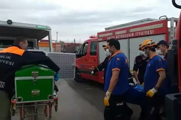 SERVİS MİDİBÜSÜ, BARİYERLERE ÇARPIP DEVRİLDİ 1 ÖLÜ, 19 YARALI SERVİS MİDİBÜSÜ, BARİYERLERE ÇARPIP DEVRİLDİ 1 ÖLÜ, 19 YARALI