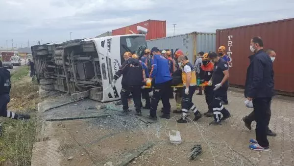 Kontrolden çıkan servis midibüsü yan yola uçtu: 1 ölü, 20 yaralı Kontrolden çıkan servis midibüsü yan yola uçtu: 1 ölü, 20 yaralı
