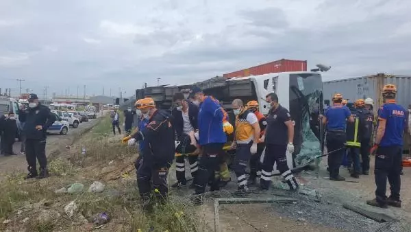 Kontrolden çıkan servis midibüsü yan yola uçtu: 1 ölü, 20 yaralı Kontrolden çıkan servis midibüsü yan yola uçtu: 1 ölü, 20 yaralı