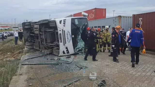 Kontrolden çıkan servis midibüsü yan yola uçtu: 1 ölü, 20 yaralı Kontrolden çıkan servis midibüsü yan yola uçtu: 1 ölü, 20 yaralı