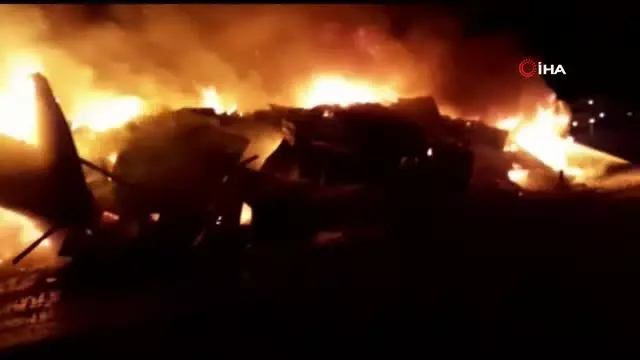 Seydikemer'de domates yüklü tır yandı Seydikemer'de domates yüklü tır yandı