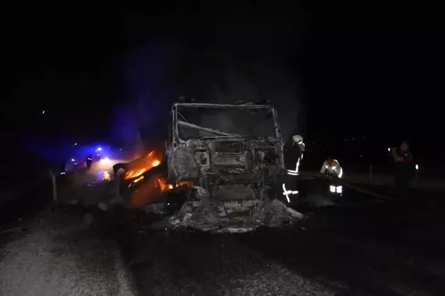 Seydikemer'de domates yüklü tır yandı Seydikemer'de domates yüklü tır yandı