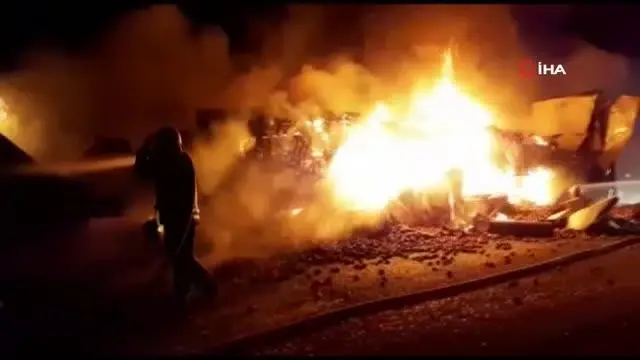 Seydikemer'de domates yüklü tır yandı Seydikemer'de domates yüklü tır yandı