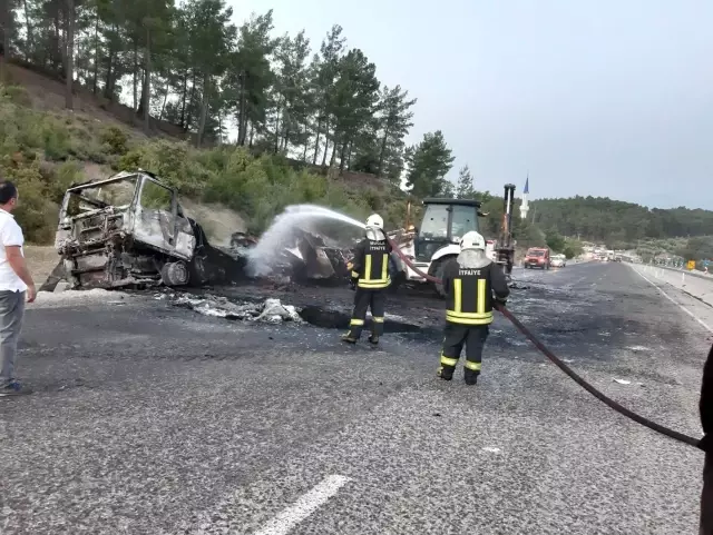 Seydikemer'de domates yüklü tır yandı Seydikemer'de domates yüklü tır yandı