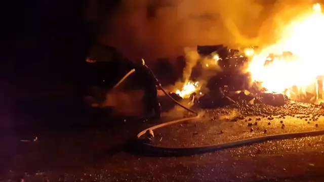 Seydikemer'de domates yüklü tır yandı Seydikemer'de domates yüklü tır yandı
