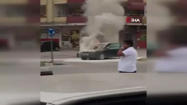 Seyir halindeki resmî araç alev aldı Seyir halindeki resmî araç alev aldı