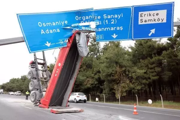 GAZİANTEP SEYİR HALİNDEKİ TIR'IN KALKAN DORSESİ TABELAYA TAKILDI GAZİANTEP SEYİR HALİNDEKİ TIR'IN KALKAN DORSESİ TABELAYA TAKILDI