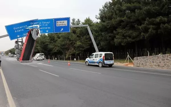 GAZİANTEP SEYİR HALİNDEKİ TIR'IN KALKAN DORSESİ TABELAYA TAKILDI GAZİANTEP SEYİR HALİNDEKİ TIR'IN KALKAN DORSESİ TABELAYA TAKILDI