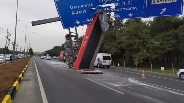 Seyir halindeyken açılan tır dorsesi yön tabelasına takıldı Seyir halindeyken açılan tır dorsesi yön tabelasına takıldı