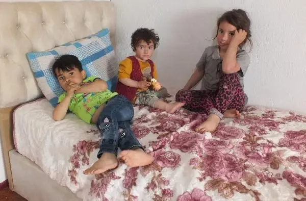 SİBEL ÖĞRETMEN SAYESİNDE İHTİYAÇLARI KARŞILANAN AİLENİN TEK SIKINTISI RABİA'NIN DUDAĞINDAKİ KİTLE SİBEL ÖĞRETMEN SAYESİNDE İHTİYAÇLARI KARŞILANAN AİLENİN TEK SIKINTISI RABİA'NIN DUDAĞINDAKİ KİTLE