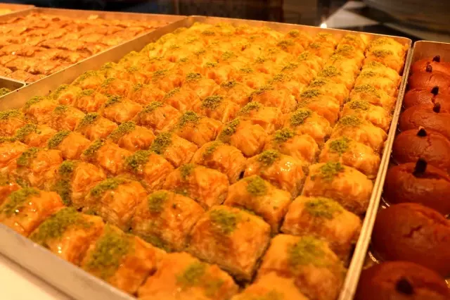 Sıcak Ramazan akşamlarının tatlı tercihi 'soğuk baklava' Sıcak Ramazan akşamlarının tatlı tercihi 'soğuk baklava'