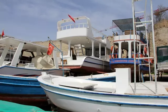 Sinop'ta kısıtlamayı fırsata çevirip tekneleri bakıma aldılar Sinop'ta kısıtlamayı fırsata çevirip tekneleri bakıma aldılar