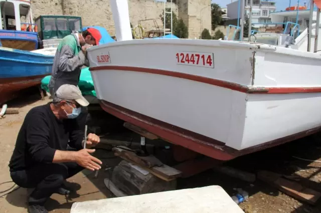 Sinop'ta kısıtlamayı fırsata çevirip tekneleri bakıma aldılar Sinop'ta kısıtlamayı fırsata çevirip tekneleri bakıma aldılar