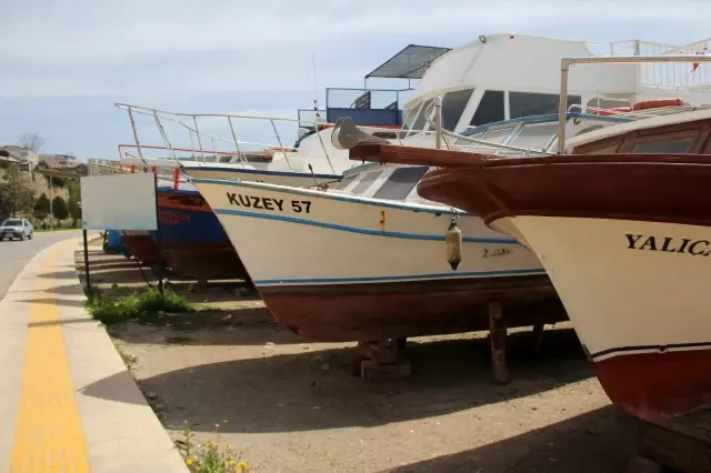 Sinop'ta kısıtlamayı fırsata çevirip tekneleri bakıma aldılar Sinop'ta kısıtlamayı fırsata çevirip tekneleri bakıma aldılar