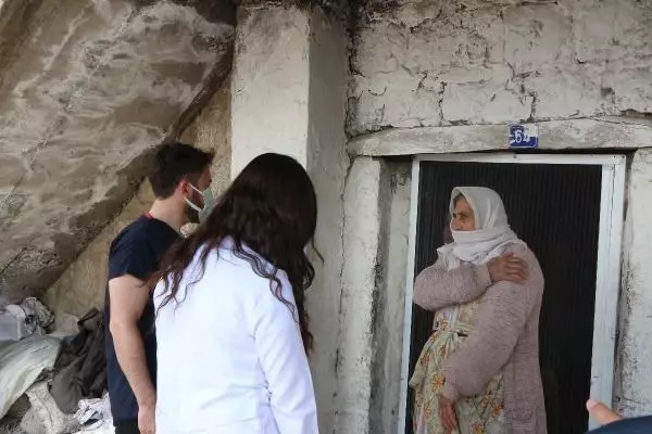 Şırnak'ta, 'Aşı ikna timi' telefonda ikna olmayanların evlerine gidiyor Şırnak'ta, 'Aşı ikna timi' telefonda ikna olmayanların evlerine gidiyor