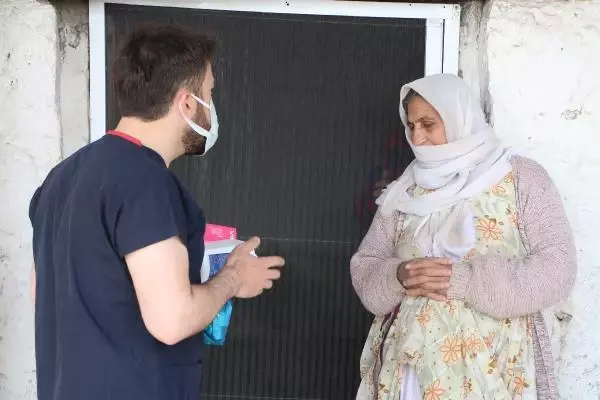 Şırnak'ta, 'Aşı ikna timi' telefonda ikna olmayanların evlerine gidiyor Şırnak'ta, 'Aşı ikna timi' telefonda ikna olmayanların evlerine gidiyor