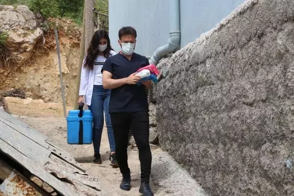 Şırnak'ta, 'Aşı ikna timi' telefonda ikna olmayanların evlerine gidiyor Şırnak'ta, 'Aşı ikna timi' telefonda ikna olmayanların evlerine gidiyor