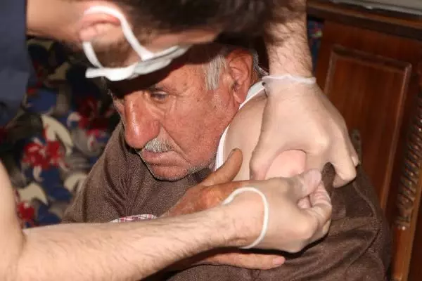 Şırnak'ta, 'Aşı ikna timi' telefonda ikna olmayanların evlerine gidiyor Şırnak'ta, 'Aşı ikna timi' telefonda ikna olmayanların evlerine gidiyor