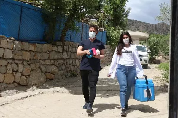 Şırnak'ta, 'Aşı ikna timi' telefonda ikna olmayanların evlerine gidiyor Şırnak'ta, 'Aşı ikna timi' telefonda ikna olmayanların evlerine gidiyor