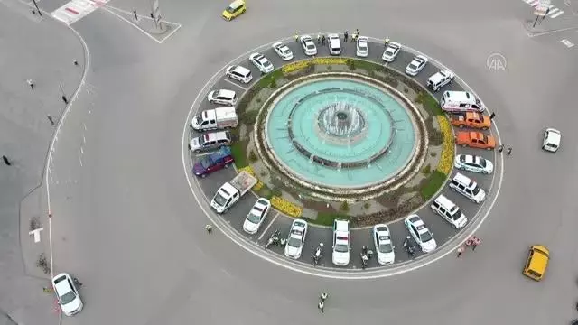 Son dakika haber | Sivas'ta kentin işlek caddelerindeki yaya geçitlerine trafik polisi maketleri yerleştirildi Son dakika haber | Sivas'ta kentin işlek caddelerindeki yaya geçitlerine trafik polisi maketleri yerleştirildi