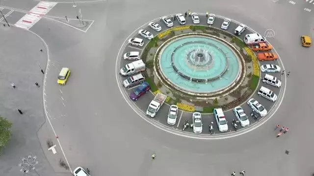 Son dakika haber | Sivas'ta kentin işlek caddelerindeki yaya geçitlerine trafik polisi maketleri yerleştirildi Son dakika haber | Sivas'ta kentin işlek caddelerindeki yaya geçitlerine trafik polisi maketleri yerleştirildi