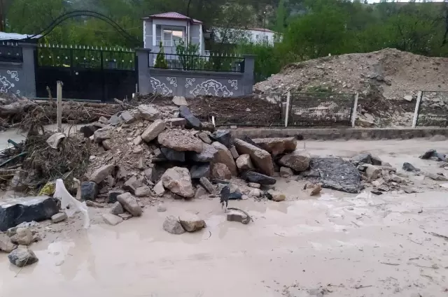 Sivas'ta sağanak yağış taşkınlara neden oldu Sivas'ta sağanak yağış taşkınlara neden oldu