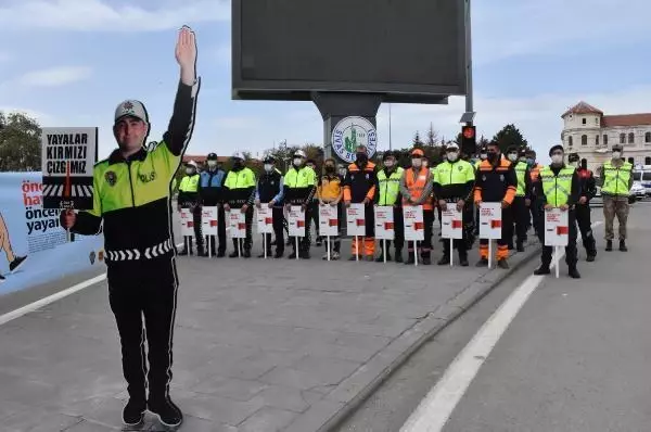 SİVAS'TA YAYA GEÇİTLERİNDE 'MAKET POLİS' UYGULAMASI SİVAS'TA YAYA GEÇİTLERİNDE 'MAKET POLİS' UYGULAMASI
