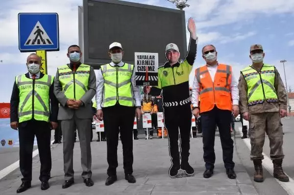 SİVAS'TA YAYA GEÇİTLERİNDE 'MAKET POLİS' UYGULAMASI SİVAS'TA YAYA GEÇİTLERİNDE 'MAKET POLİS' UYGULAMASI